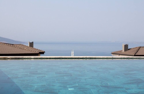 Akbuk Apartment | Sea View Flat with Shared Pool 5 min to Beach