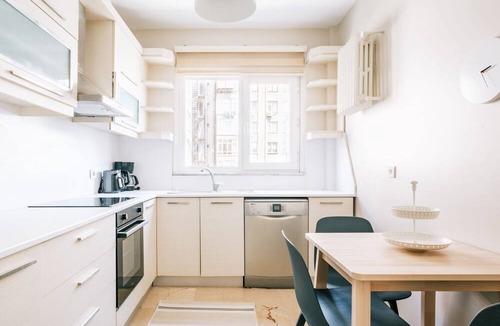 Sisli Apartment | Chic Flat w Balcony 5 min to Cevahir Mall in Sisli