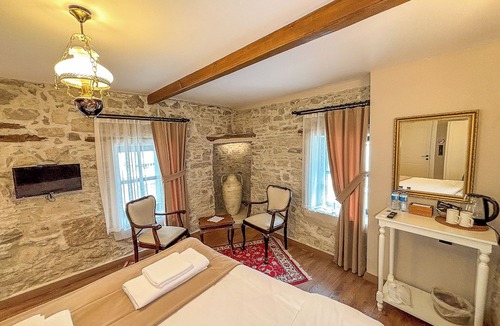 Urla House | 1870's Taş Konak Üç Oda