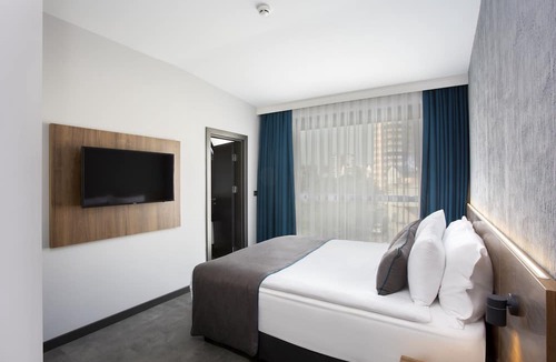 Eski Lara Hotel | Falcon 1511