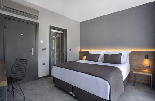 Eski Lara Hotel | Falcon 1511