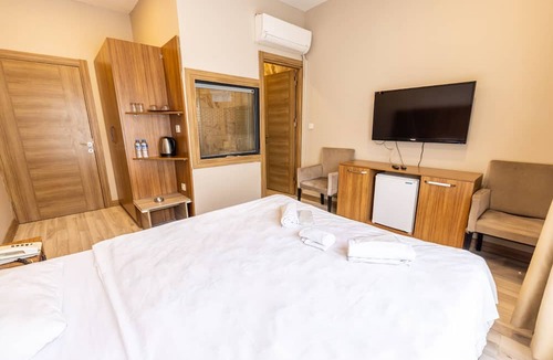 Sirinevler Mahallesi House | Blue Suit