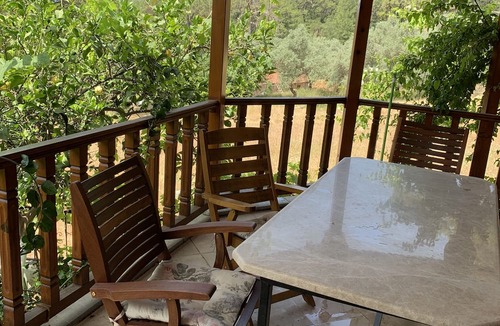 Akyaka House | Akyaka dag ve deniz manzaralı, orman yanında, guneslenme teraslı, Bahçeli
