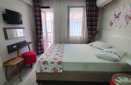Zeytinbagi Hotel | nar çiçeği otel