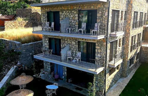 Dikili Bed & Breakfast | Nur Karen Taş Konak
