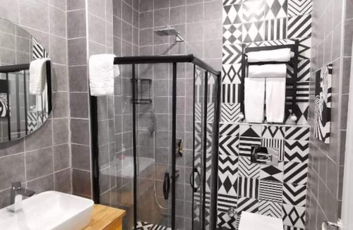 Gumussuyu Mahallesi Apartment | Modernly Decorated Flat 2+1 Taksim Center Z-1