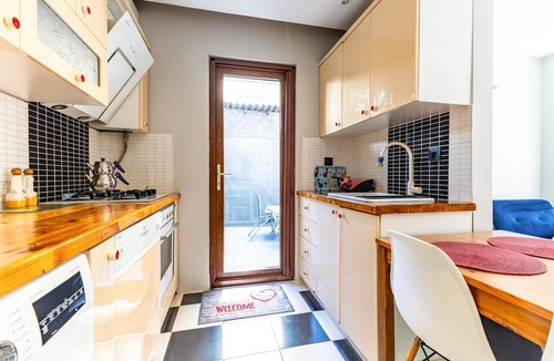 Kadikoy Apartment | Flat w Garden 10 min to Bull Statue in Kadikoy