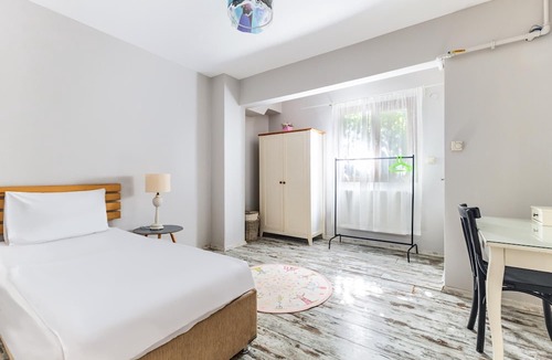 Kadikoy Apartment | Flat w Garden 10 min to Bull Statue in Kadikoy