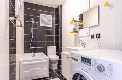 Kadikoy Apartment | Flat w Garden 10 min to Bull Statue in Kadikoy