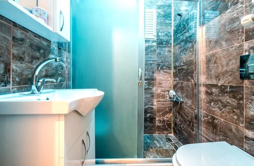 Gumussuyu Mahallesi Apartment | Lovely Flat in Beyoglu near Public Transportation