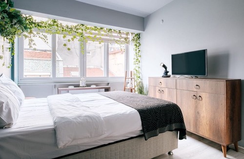 Besiktas Apartment | Vibrant Flat with Balcony 10 min to Besiktas Sq