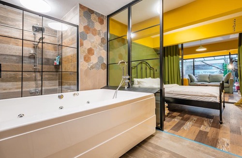 Moda Apartment | Flat w Jacuzzi and Backyard 6 min to Kadikoy Coast