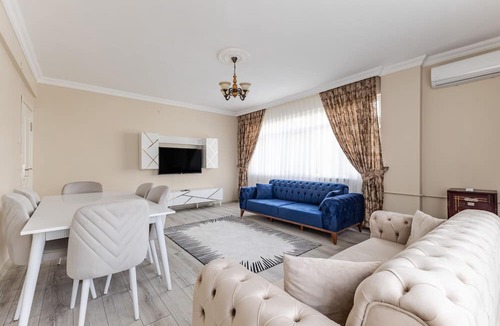 Merter Apartment | Flat with Balcony 3 min to Public Transportation