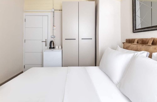 Rasimpasa House | Historical Hotel Room w Chic Garden in Kadikoy