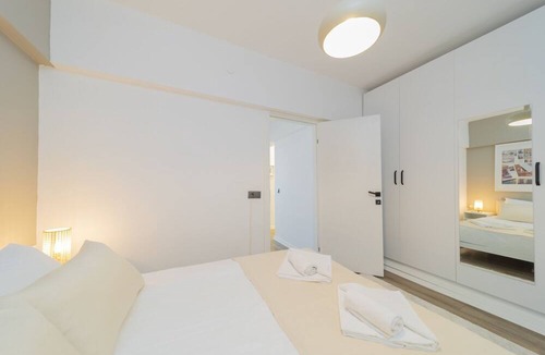 Kaleici Apartment | Sleek Flat 1 min to Hadrian Gates, 8 min to Beach