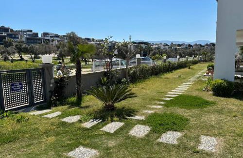 Kadıkalesi Mh. House | 850m to the sea, Detached House with Pool, Shopping Mall in Front