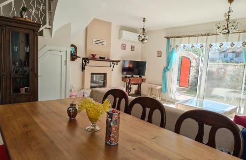 Alacati Villa | Evalacati-Villa Palma-Warm and Cozy Alaçatı Home for Winter, Fireplace, Fiber Wi-Fi