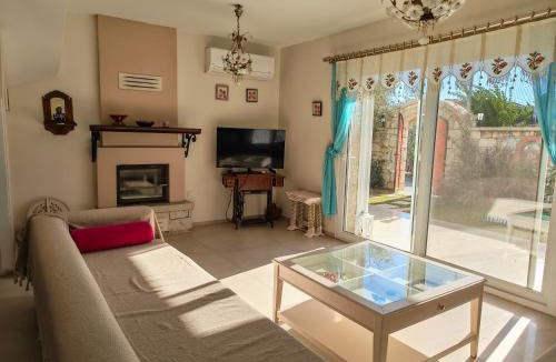 Alacati Villa | Evalacati-Villa Palma-Warm and Cozy Alaçatı Home for Winter, Fireplace, Fiber Wi-Fi