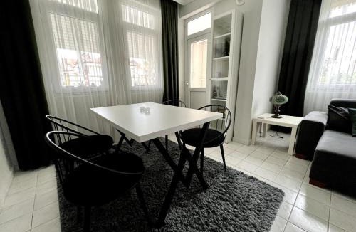 Side Apartment | Appartement in a Complex with a Pool and a Great Location