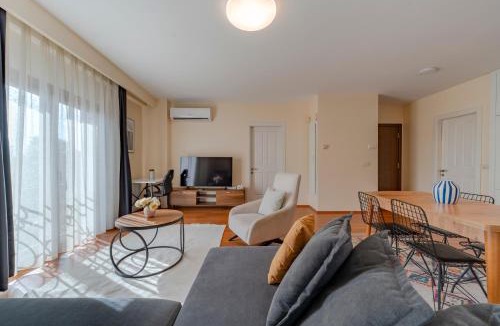 Tophane Apartment | Spacious 1 Bedroom Bospohurs View Apartment with 2 Beds