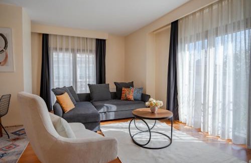 Tophane Apartment | Spacious 1 Bedroom Bospohurs View Apartment with 2 Beds