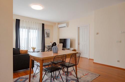 Tophane Apartment | Spacious 1 Bedroom Bospohurs View Apartment with 2 Beds