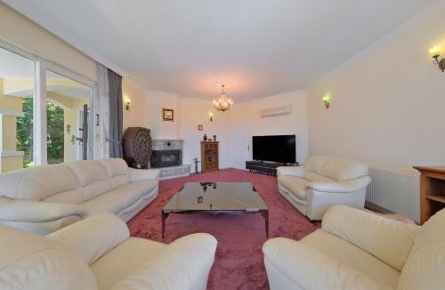 Uzumlu Villa | Private Pool Villa with Garden & Forest View