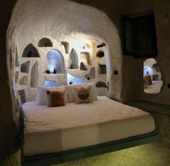Ayvali Bed & Breakfast | Eka Cave Maison -Piscines troglodytes noires- Famille Franco-Turque