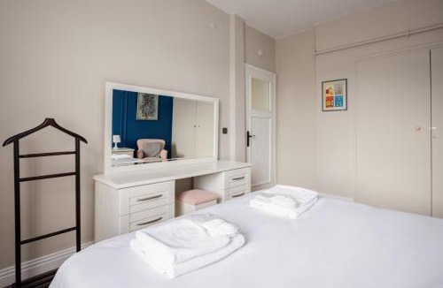 Moda Apartment | Elegant 3BD Bosphorus Views Chic Kadıkoy Home #384