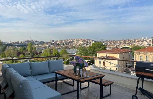 Istanbul City Center Apartment | Waterfront Apartment by the Tram - Terrace with Dome & Golden Horn View in Fatih