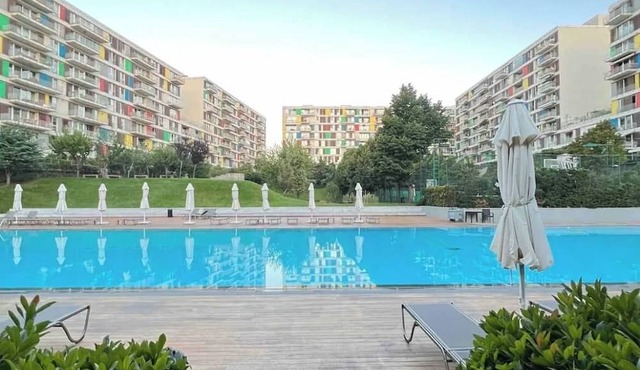 Luxury Apartment w/ Pool, Subway & Shopping Mall in Istanbul