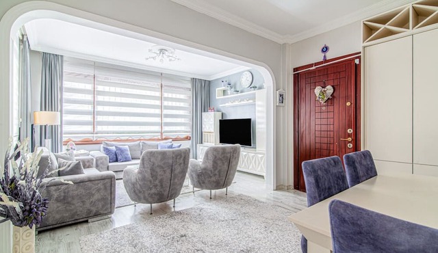 Luminous Flat w Balcony 2 min to Moda Pier in Istanbul
