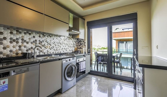 Flat w Shared Pool and Balcony 8 min to Beach