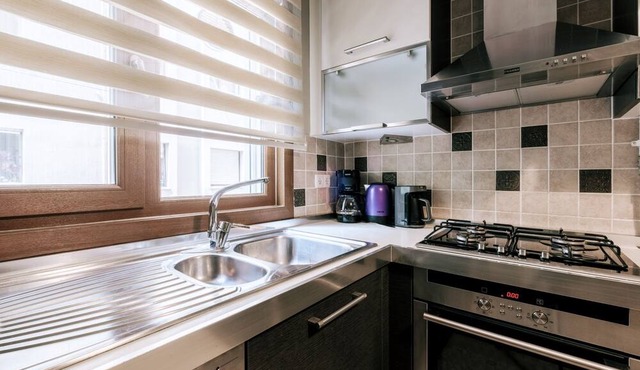 Stylish Retreat w Balcony 2 min to Bagdat Ave