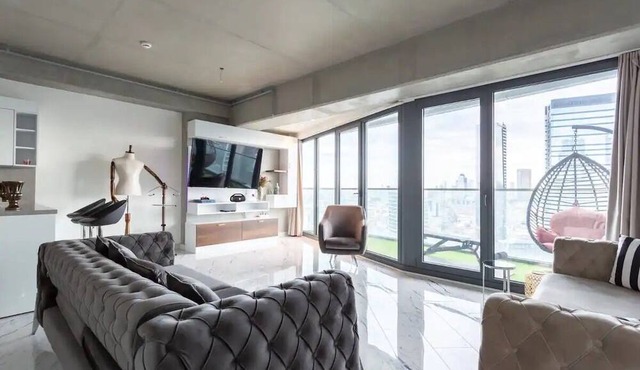 Amazing Central King Suite in 2 BR condo W Pool & Gym ( Ideal for long Stay)