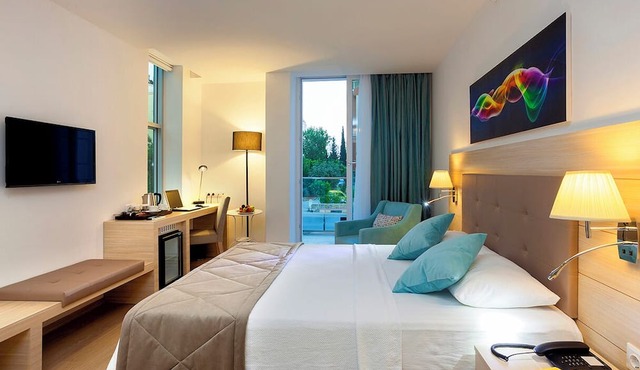 The Room Hotel & Apartments