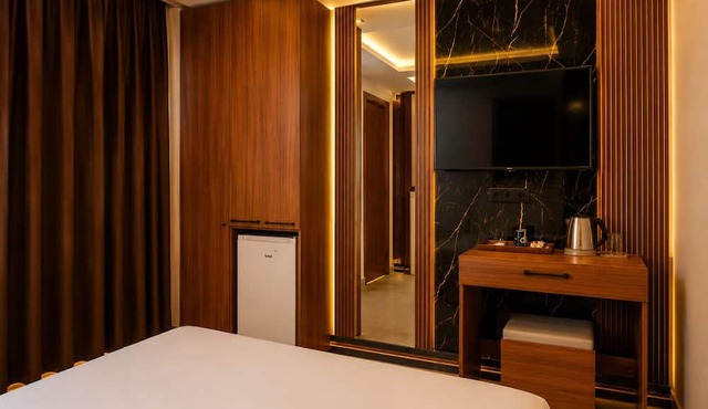 Palmiye Suit in Istanbul