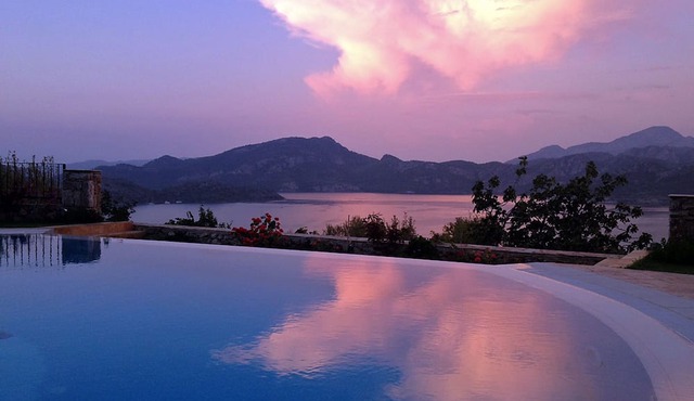 Swan Lake Boutique Hotel - Adults Only