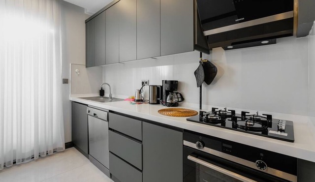 Central Flat w Balcony 5 min to Lara Beach