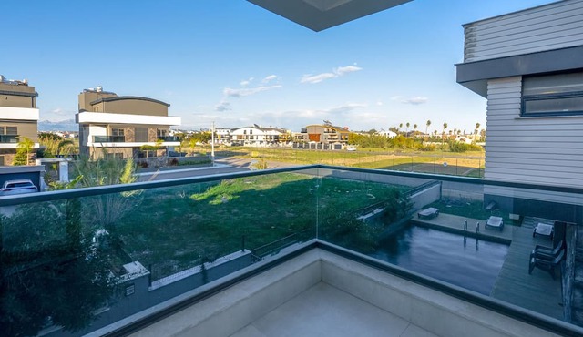 Stylish Flat w Balcony Near Lara Beach