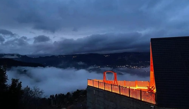 Dağ evinde her şeyden, herkesten uzakta. in Hisarçandir