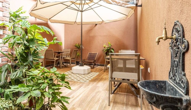 Central, Historical Hotel Room w Garden in Kadikoy in Istanbul