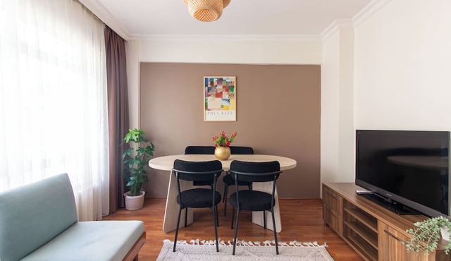 Chic 2BR Gem on Moda’s Iconic Antiques Street