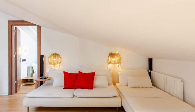Modern Couples Attic apt w/terrace near coffeeshop