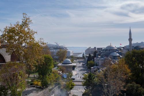 Spacious 1 Bedroom Bospohurs View Apartment with 2 Beds