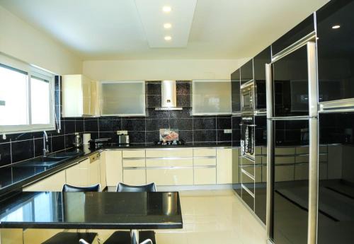 Hot tub-Fireplace-Pets-Sleeps 11-Bbq-Pool-Parking