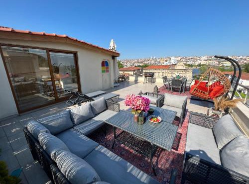 Waterfront Apartment by the Tram - Terrace with Dome & Golden Horn View in Fatih
